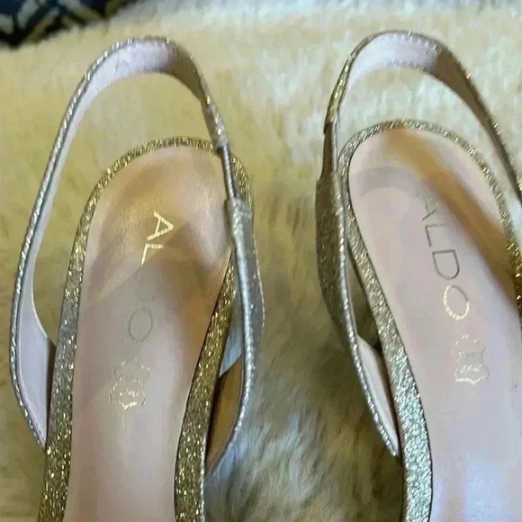 🏷️ SALE Like  New Aldo Gold Sling back sandals. - Picture 7 of 8